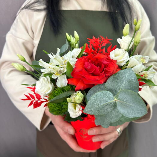 Композиция алая в кофейном стакане