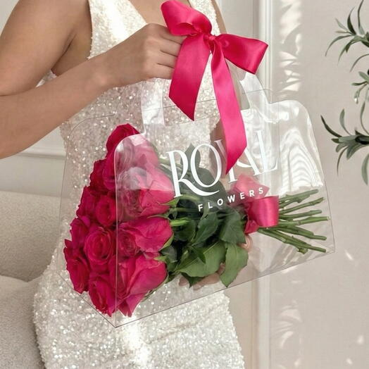 15 роз в прозрачной сумочке