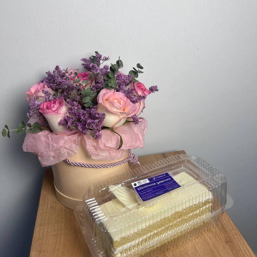 Букет роз в коробке и мини тортиком