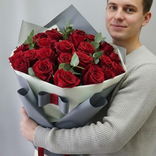 Моно букет с розами и эвкалиптом с стильной мужской упаковке