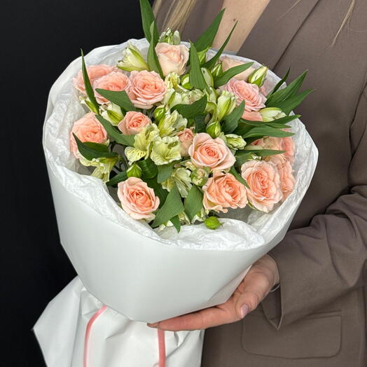 Стойкий букет из альстромерий и кустовых роз