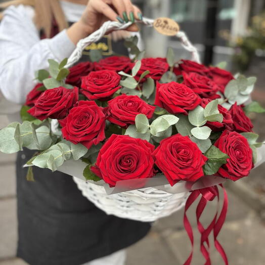 Белая корзина с 25 крупными красными розами
