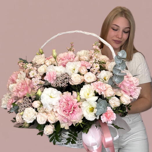 Корзина из розовых французских роз, кустовых пион роз, эустомы, диантуса и маттиолы