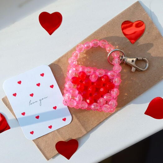 Брелок сумочка из бисера ручной работы с открыткой, подарок на 14 февраля для девушки