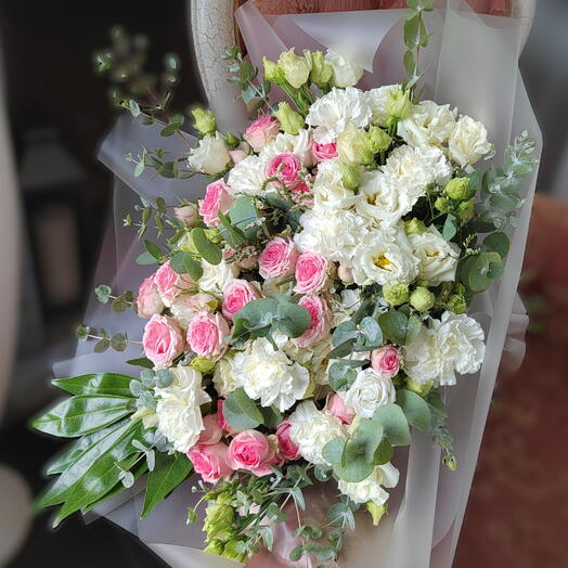 Кустовые розы, лизиантус, гвоздики, эвкалипт, Букет "Констанция" N14