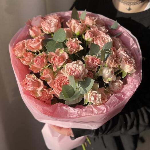 Моно букет из кустовых роз с ароматным эвкалиптом 🌸