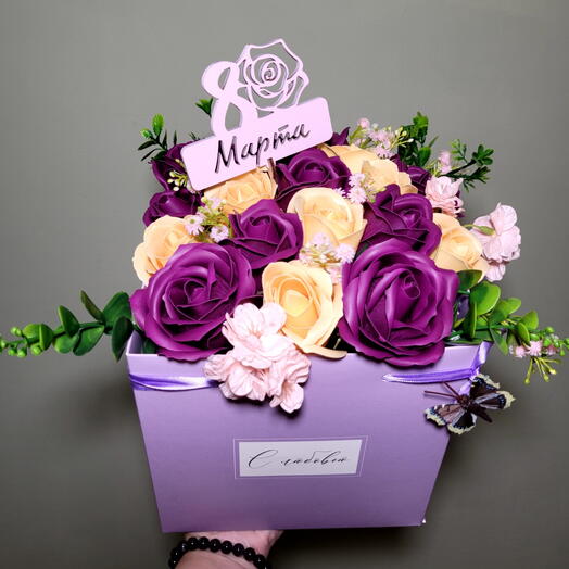 Композиция из 19 мыльных роз