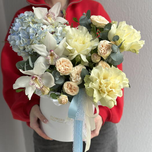 Composición con hortensias, rosas y orquídeas