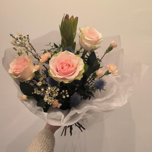 Авторский букет Нежность с Розами  колючками гвоздиками ваксфлауэром