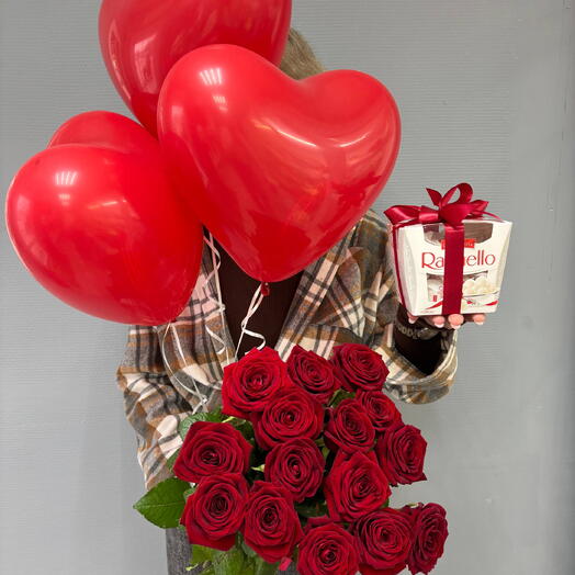 Шикарный комплимент из роз,шаров и раффаэлло для любимой