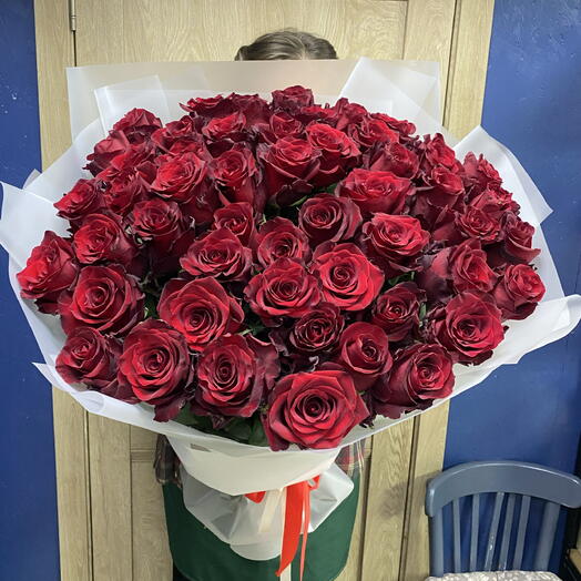 Шикарный букет из 51 красной розы 70 см