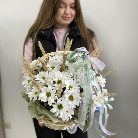 Корзинка с ромашкой и сухоцветами