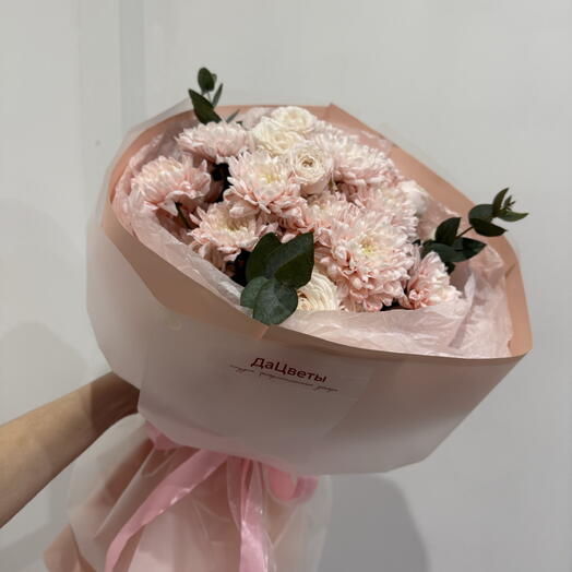 Авторский букет: кустовая хризантема,кустовая пионовидная роза и эвкалипт🌸