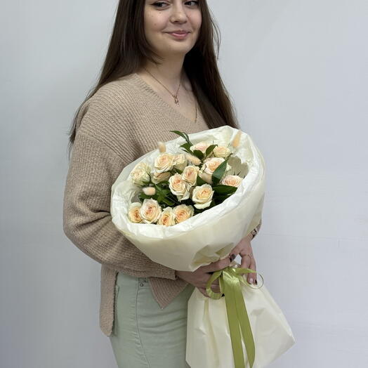 Букет из кустовых роз с сухоцветами