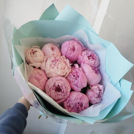 Букет из 11 розовых пионов