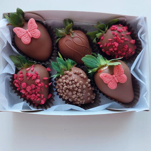 6 клубник в молочном шоколаде 🍓