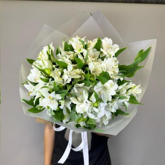 Букет белых альстромерий в матовой упаковке 19шт