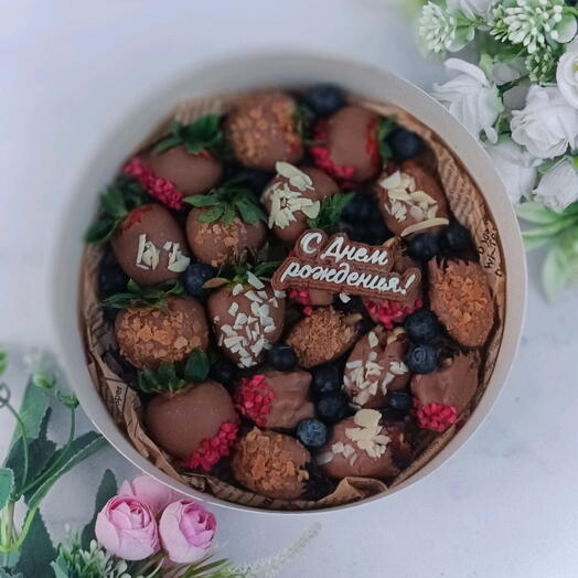 Финики и клубника в шоколаде на день рождения