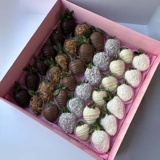 Премиальный набор клубники в бельгийском шоколаде «Три шоколада» (36 ягод)