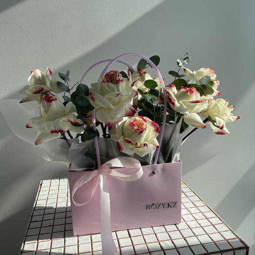 Композиция из роз и эвкалипта