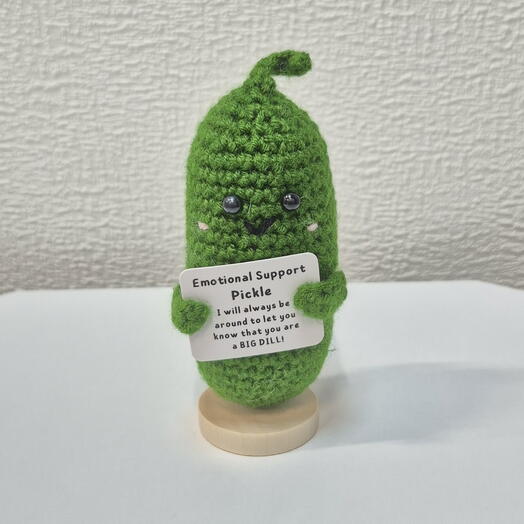 Вязаный огурчик - эмоциональная поддержка 🥒