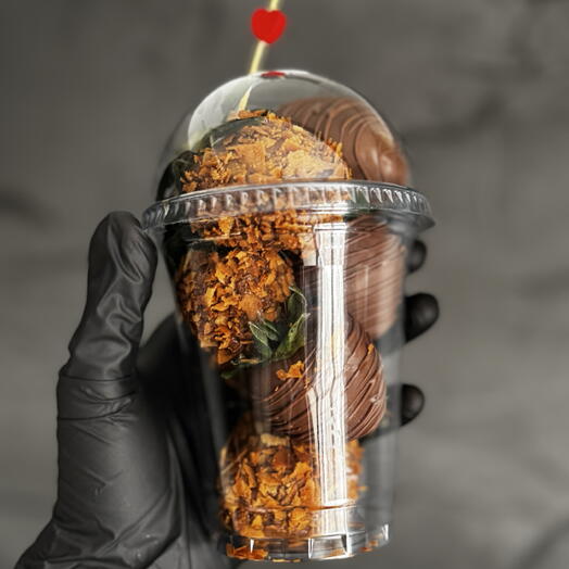 Стаканчик с клубникой