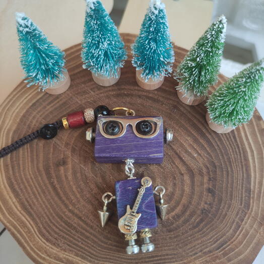 Брелок из стабилизированного дерева - характер в деталях