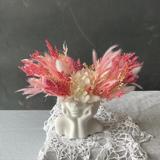 Композиция из сухоцветов и стабилизированных цветов в розовых оттенках с гортензией