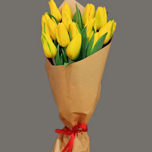 Желтые тюльпаны в кулечке
