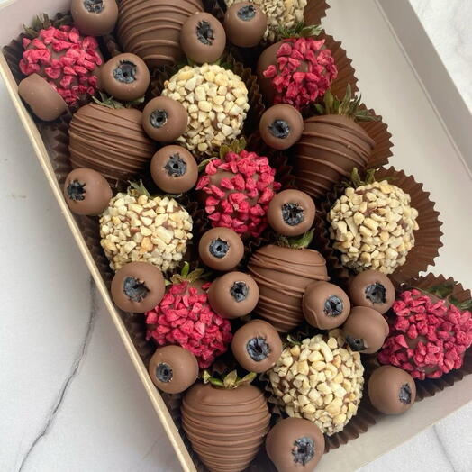 Клубника и голубика в шоколаде callebaut