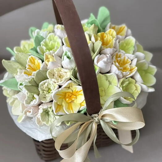Корзина с зефирными подснежниками