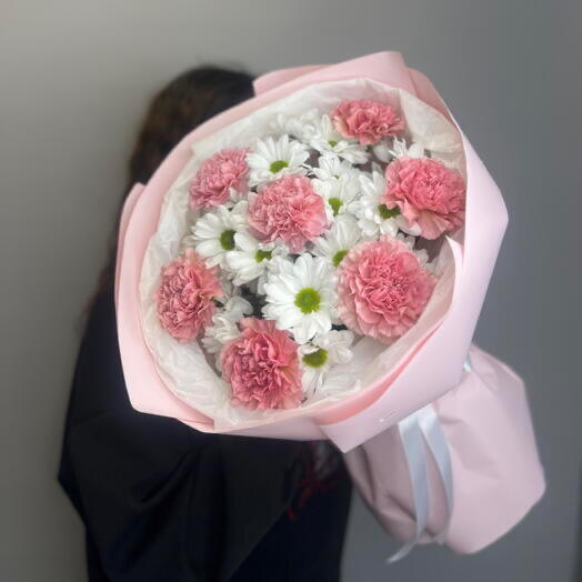 Нежный букет комплимент диантус и ромашка
