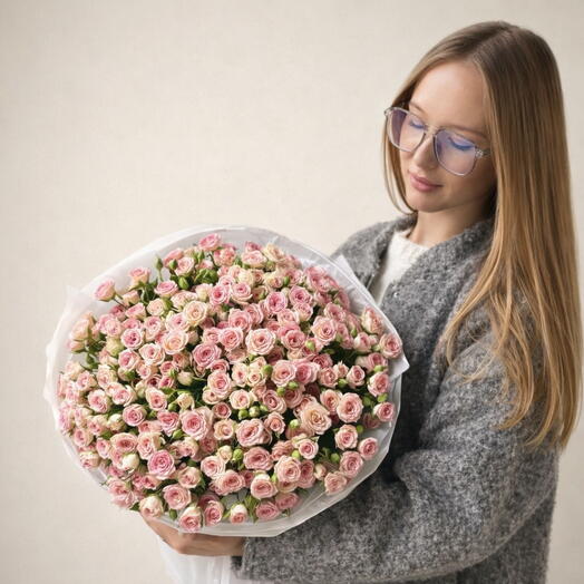 Нежно-розовые кустовые розы 51 шт