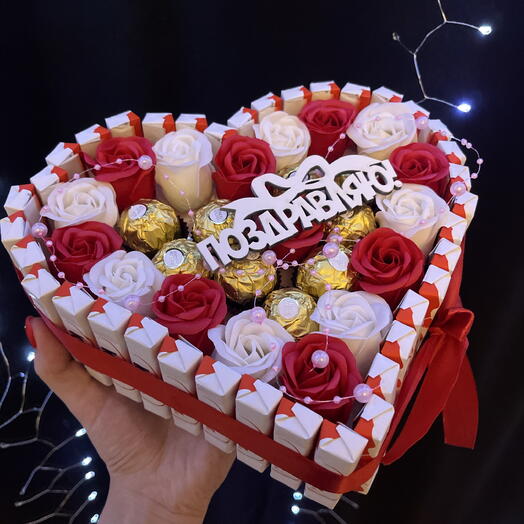Сердце с розами и конфетами «поздравляю» «с пасхой»