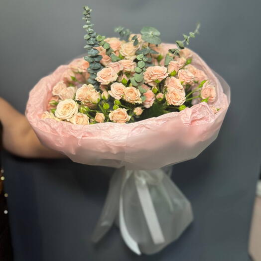 Букет из 9 кустовых розовых роз с  эвкалиптом в дизайнерской розовой упаковке