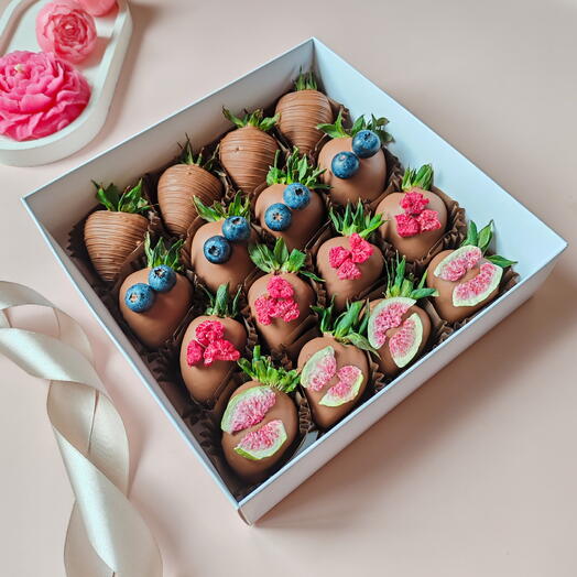 Клубника в шоколаде с голубикой 16-20 шт для девушки