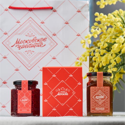 Набор с чаем в пирамидках, вареньем из малины и гречишным медом в подарочном пакете