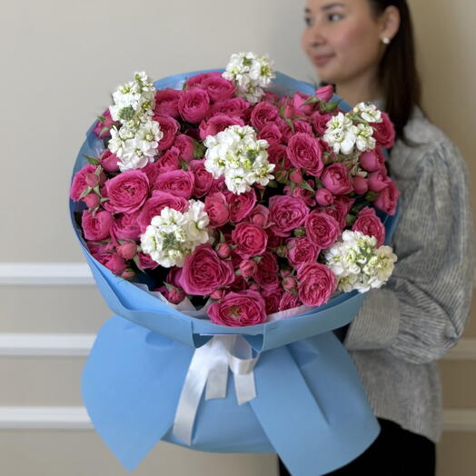 Кустовые розы с матиоллой