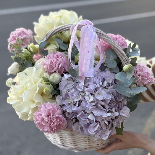 Нежная корзина с гортензией и розами
