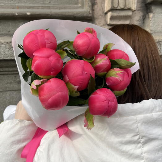 Монобукет из ароматных пионов, меняющих цвет в оформлении