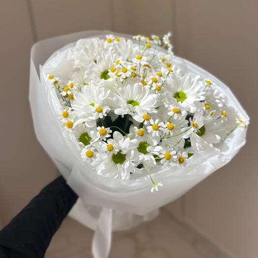 Букет из хризантем и ромашек