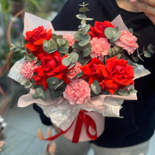 Коробка с Французскими розами и диантусами