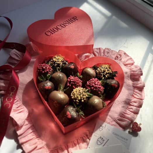 Сердце xs с клубникой в шоколаде