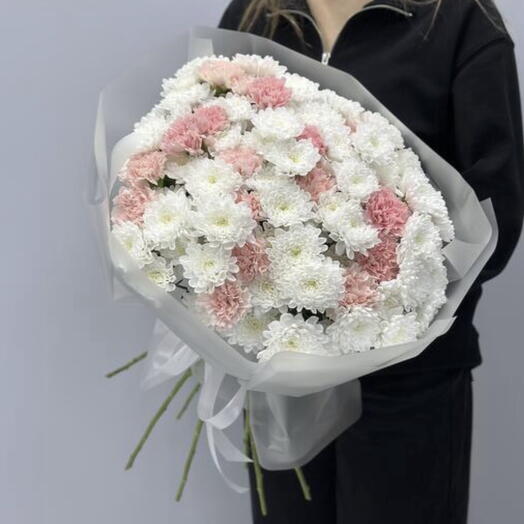 Сборный букет из кустовых хризантем и диантусов🤍🌸