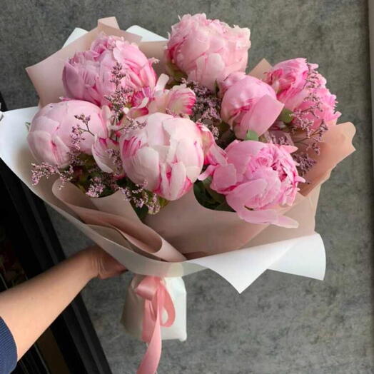 7 розовых пионов