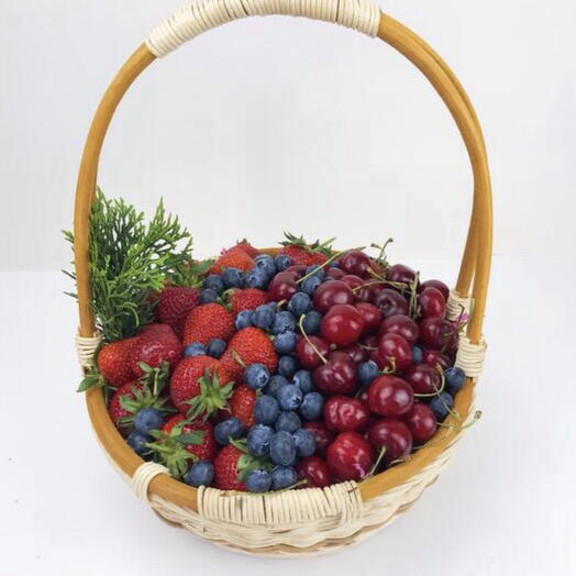 Корзина с ягодами черешня , клубника, голубика