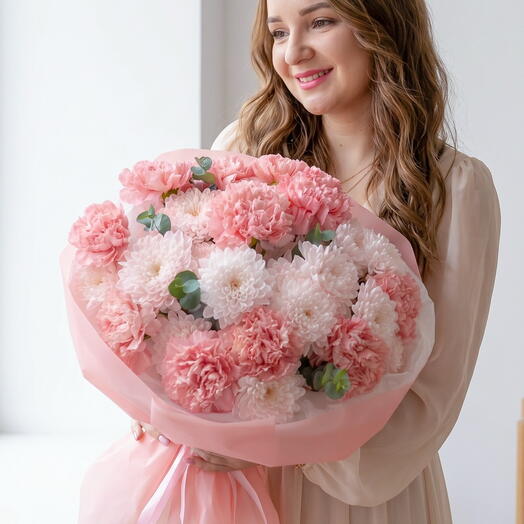 Букет из розовых кружевных диантусов и кустовых хризантем "Бархат Pink"