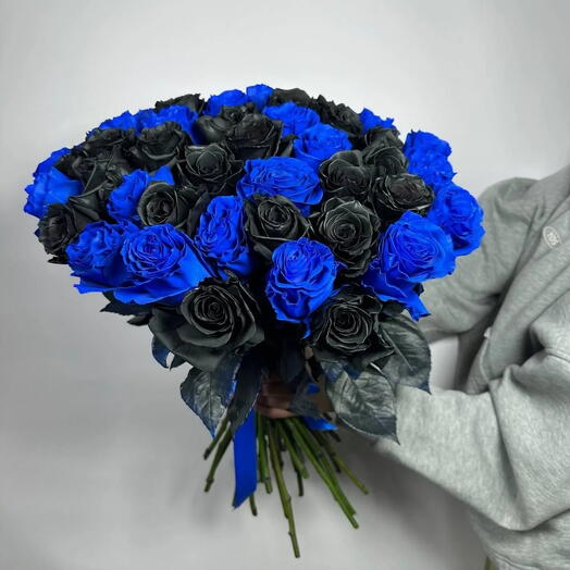 Букет из 45 синих роз и черных роз Premium