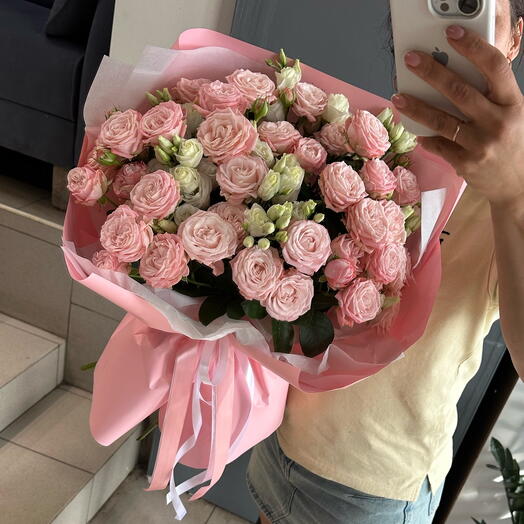 Букет из кустовых пионовидных роз и эустомы😍