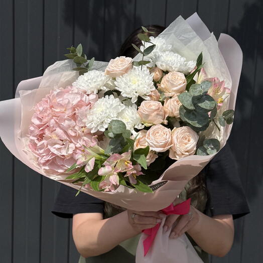 Букет из гортензии, кустовой розы/хоизантемы/альстромерии